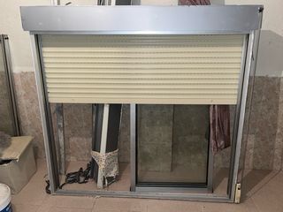 Ventana con persiana enrollable