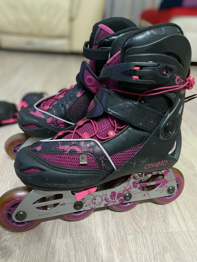 Patines en línea Oxelo con protecciones.