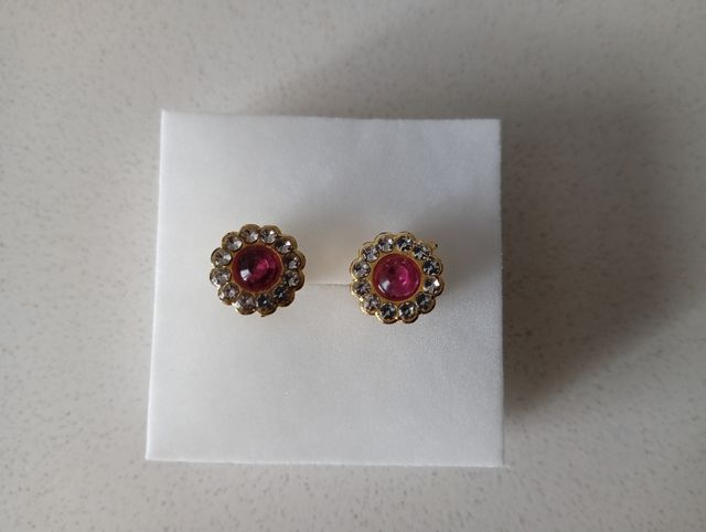 Pendientes dorados con piedra rosa a estrenar