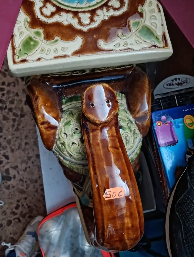 Adorno de elefante con tapa