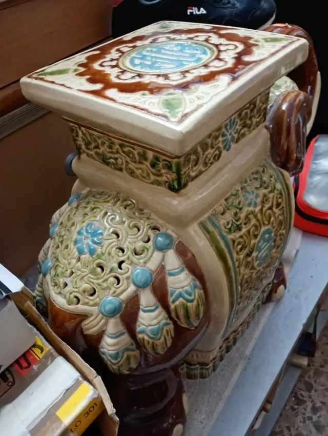 Adorno de elefante con tapa