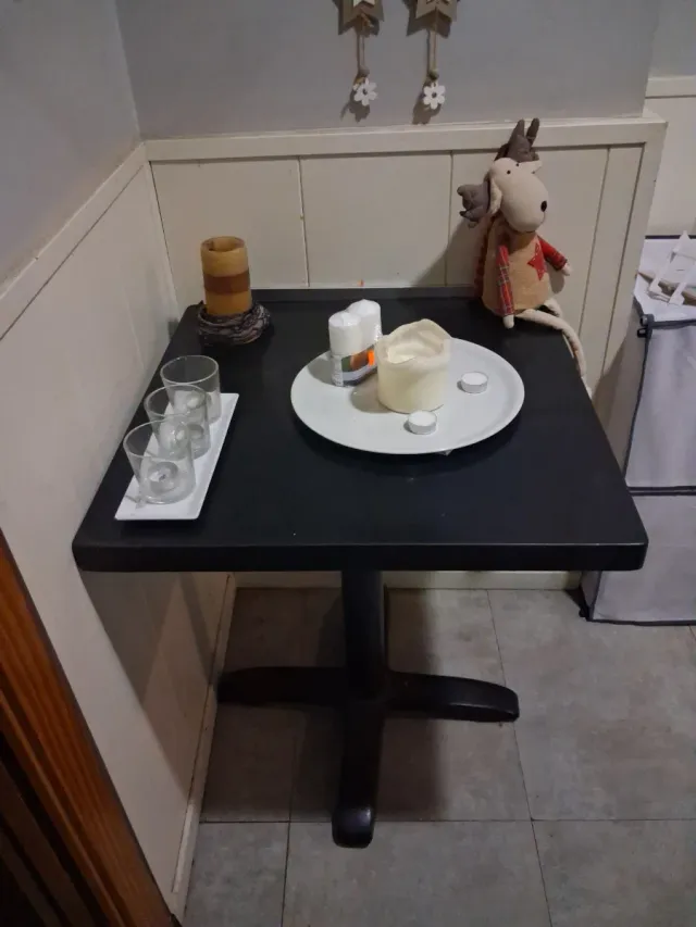 4 Mesas de piedra negra