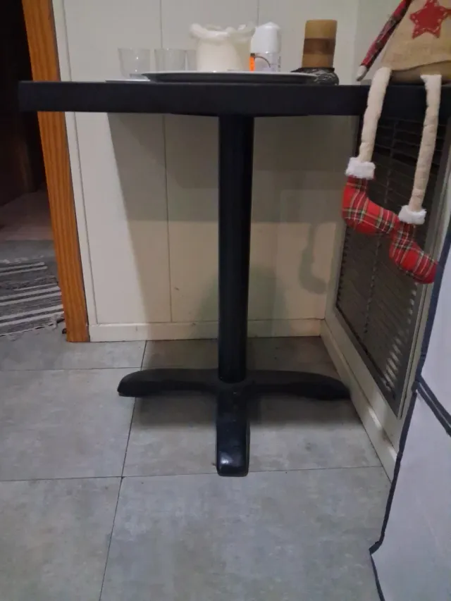 4 Mesas de piedra negra