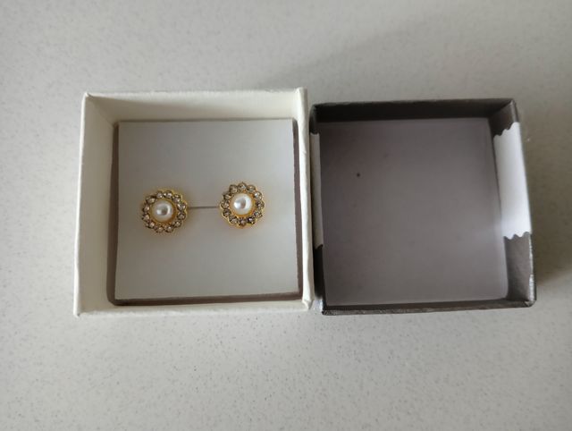 Pendientes dorados con perla a estrenar