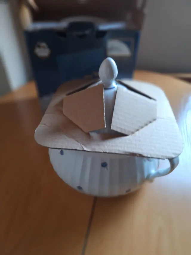 Sopera de cerámica azul y blanca