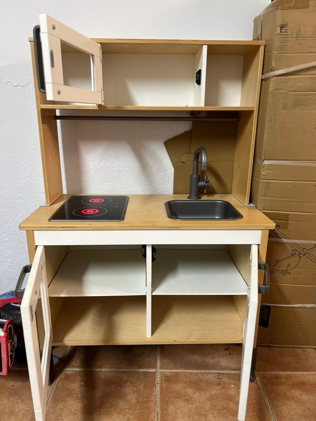 Cocina de madera Ikea para niños