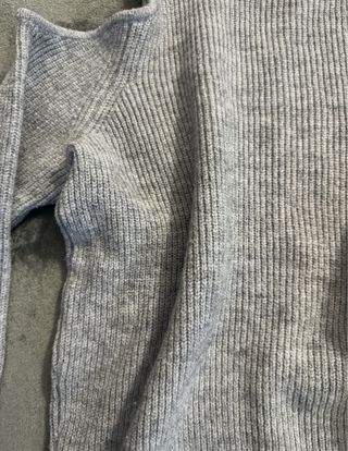 Maglioncino grigio spalle scoperte