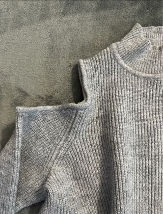 Maglioncino grigio spalle scoperte