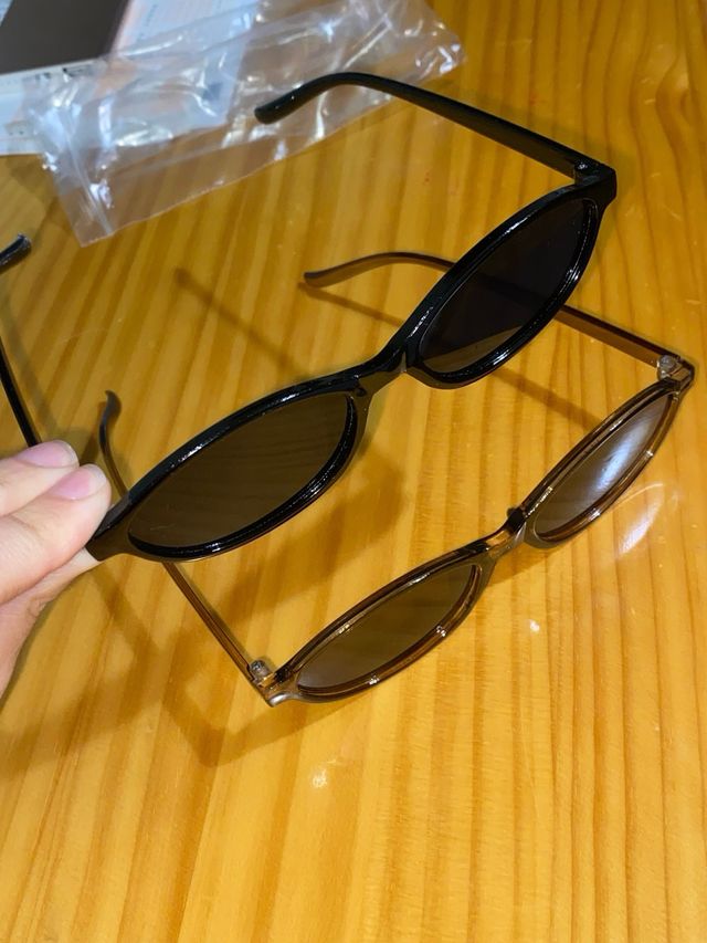 Gafas de sol negras y marrones