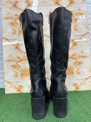 Stivali neri con tacco alto