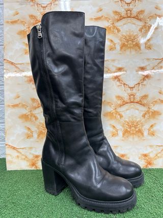 Stivali neri con tacco alto