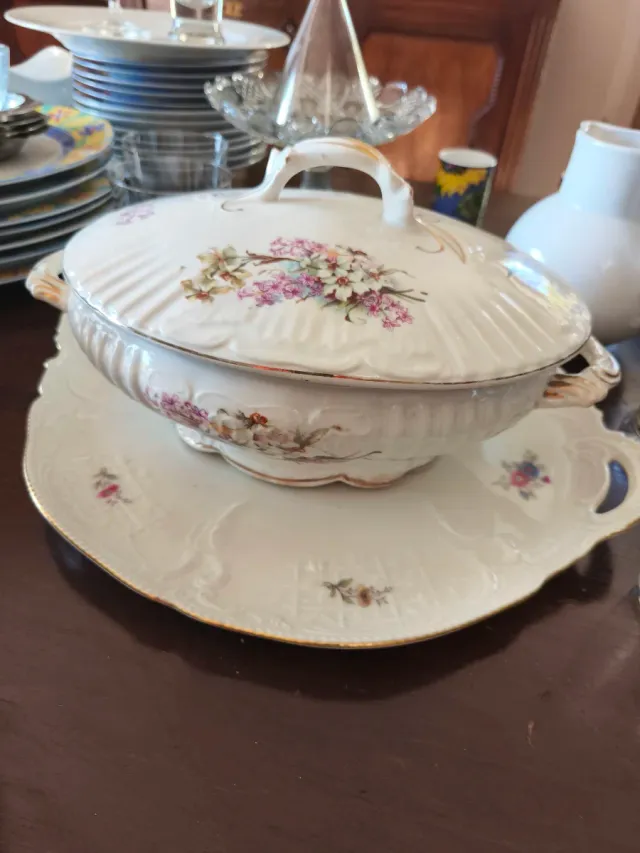 Sopera vintage porcelana con detalles dorados