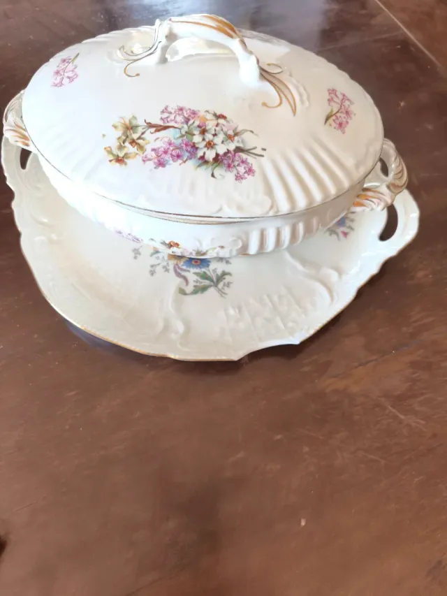 Sopera vintage porcelana con detalles dorados