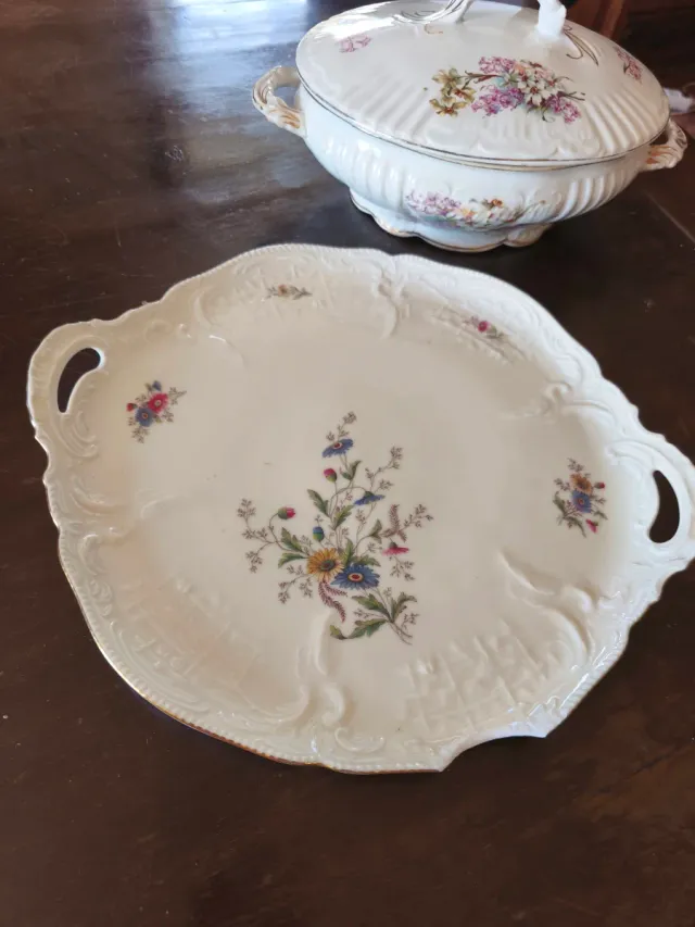 Sopera vintage porcelana con detalles dorados