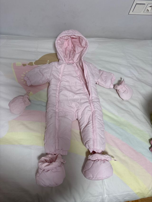 Buzo de bebé rosa con manoplas y patucos