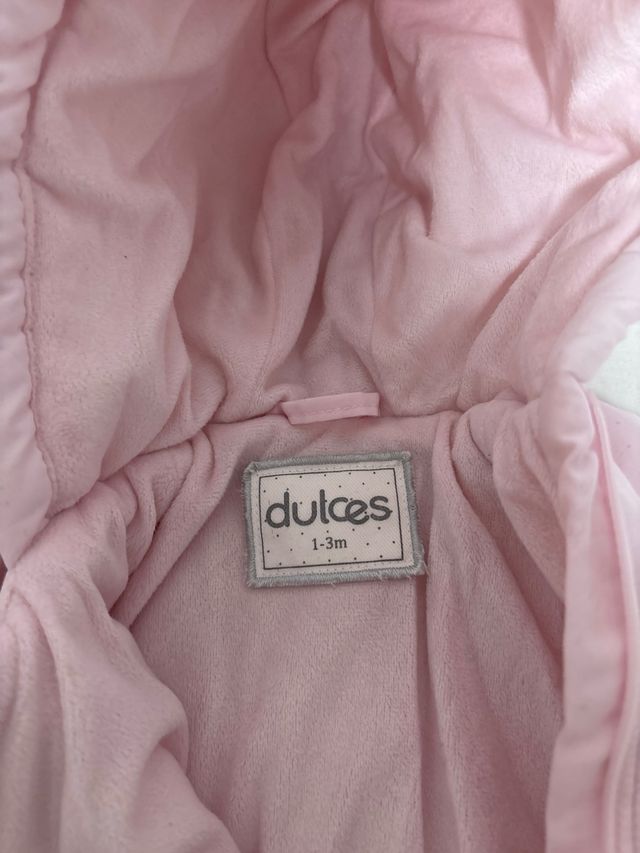 Buzo de bebé rosa con manoplas y patucos