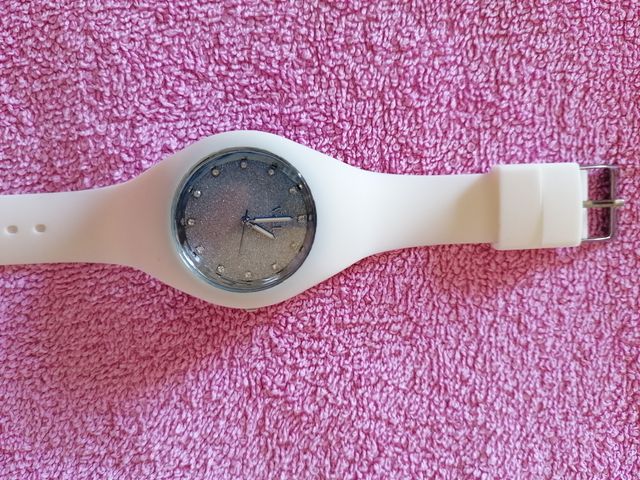 Reloj blanco con esfera brillante