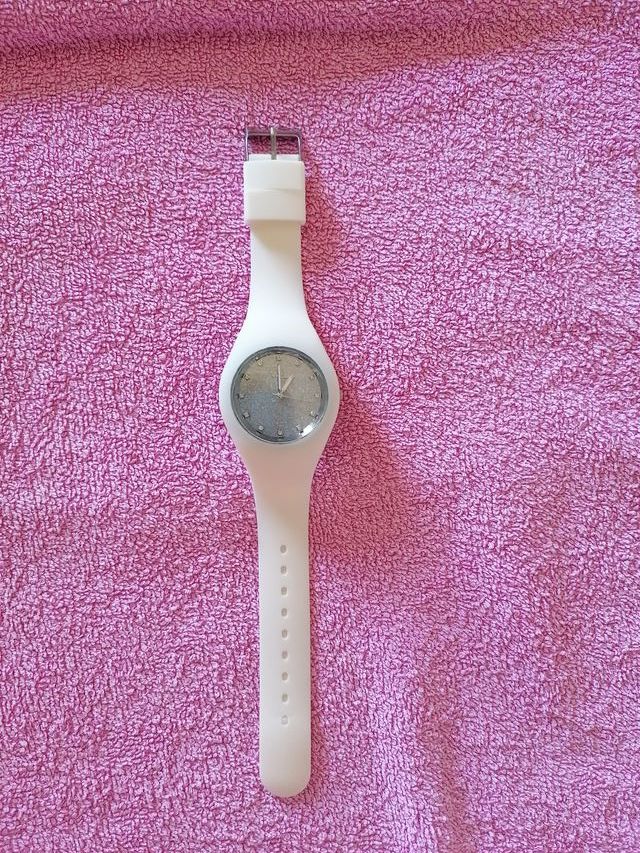 Reloj blanco con esfera brillante