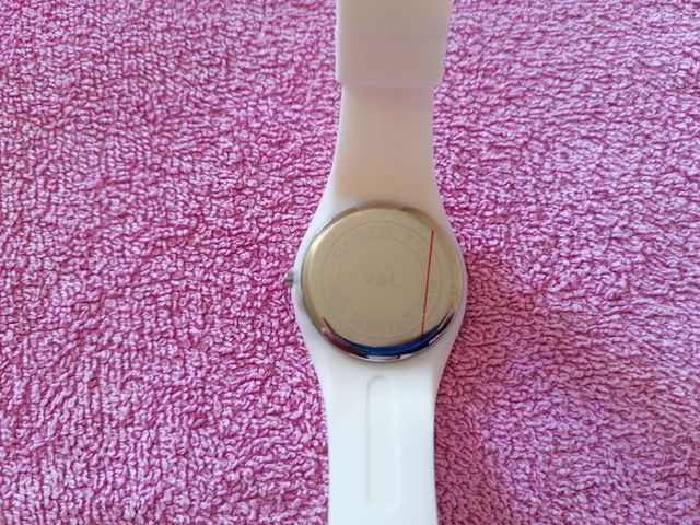 Reloj blanco con esfera brillante