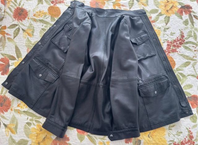 Chaqueta massimo dutti de piel negra.