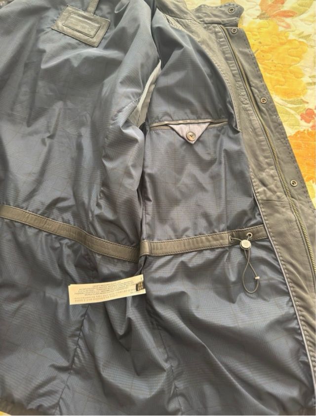 Chaqueta massimo dutti de piel negra.