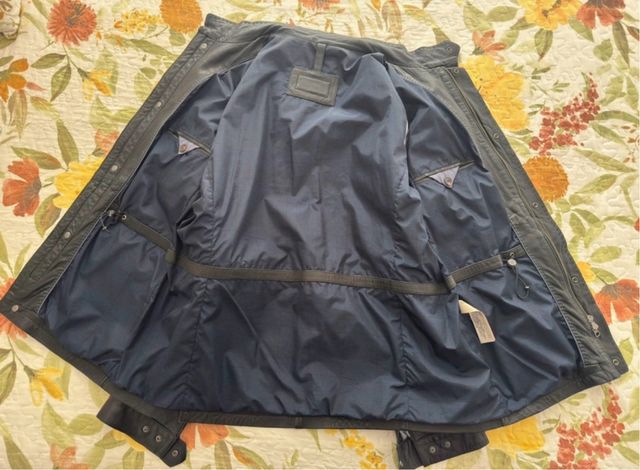 Chaqueta massimo dutti de piel negra.