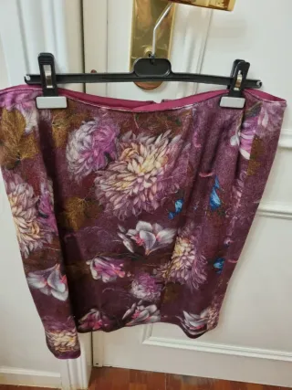 Traje chaqueta y falda estampado floral burdeos.