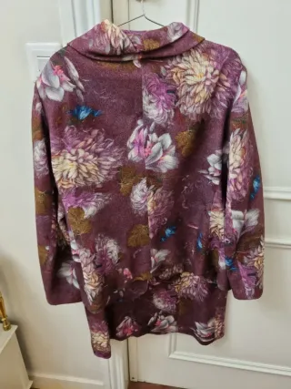 Traje chaqueta y falda estampado floral burdeos.