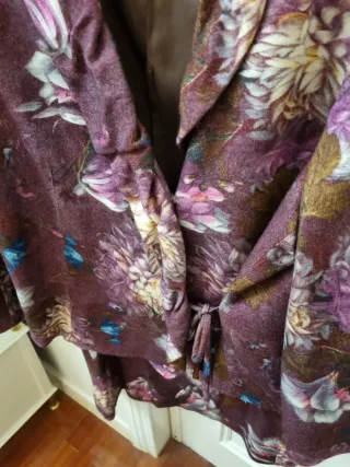 Traje chaqueta y falda estampado floral burdeos.