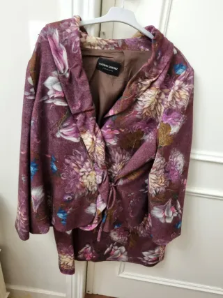 Traje chaqueta y falda estampado floral burdeos.