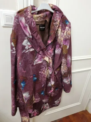 Traje chaqueta y falda estampado floral burdeos.