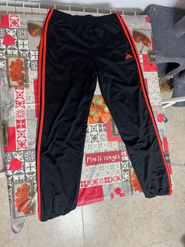 Pantalón largo Adidas negro con rayas naranjas