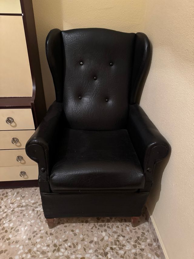 Sillón orejero de piel sintética