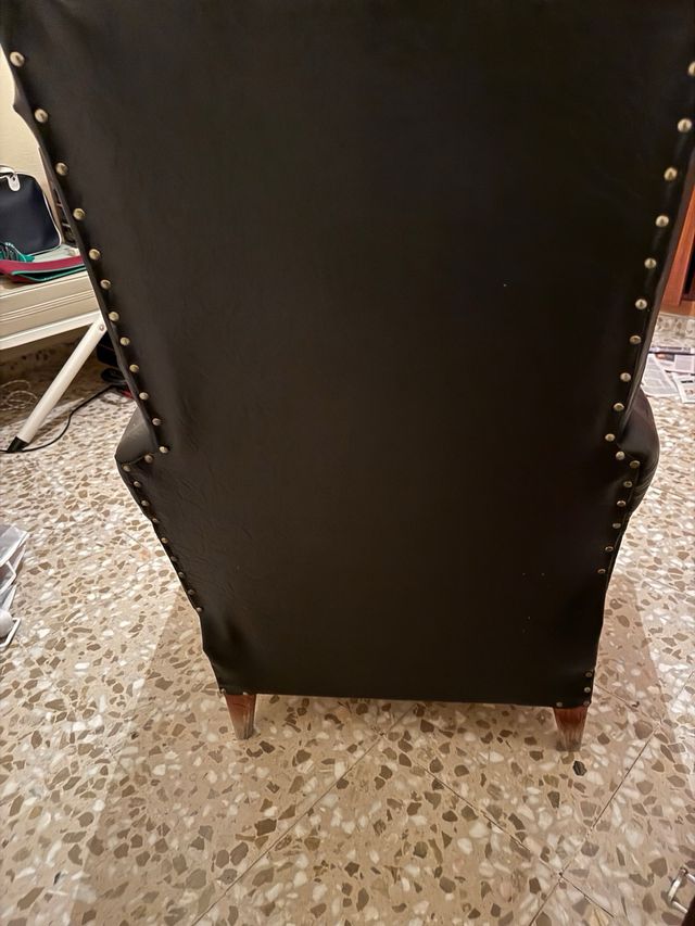 Sillón orejero de piel sintética