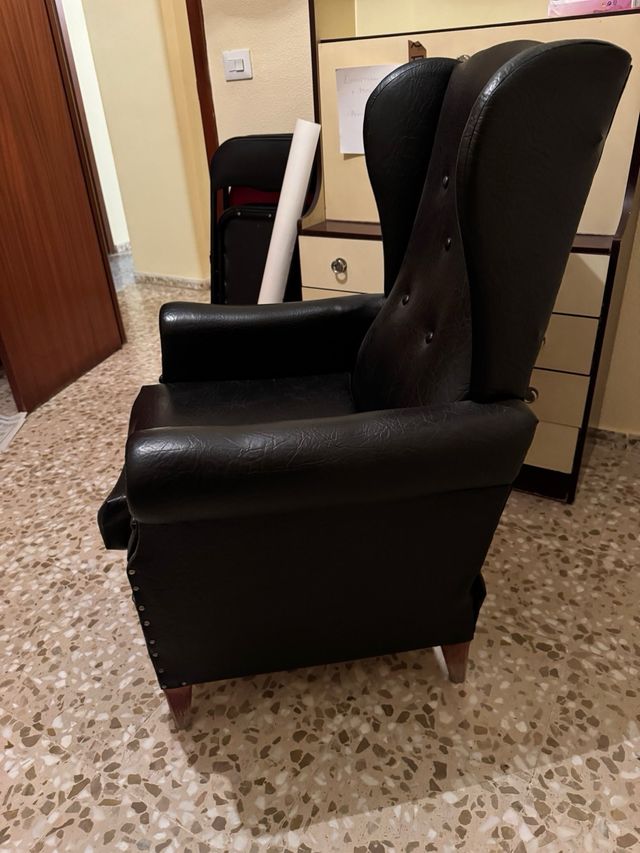 Sillón orejero de piel sintética