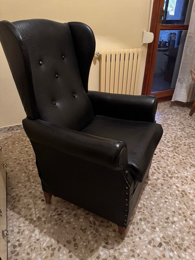 Sillón orejero de piel sintética