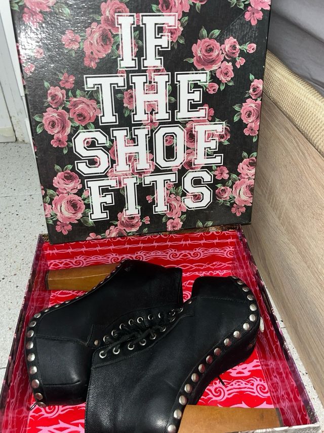 Botas de plataforma negras con cordones