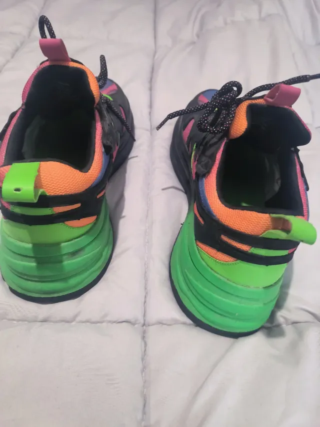 Zapatillas Bershka Edición Limitada Colaboración