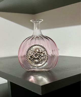 Bottiglia in vetro soffiato con placca floreale