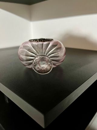 Bottiglia in vetro soffiato con placca floreale