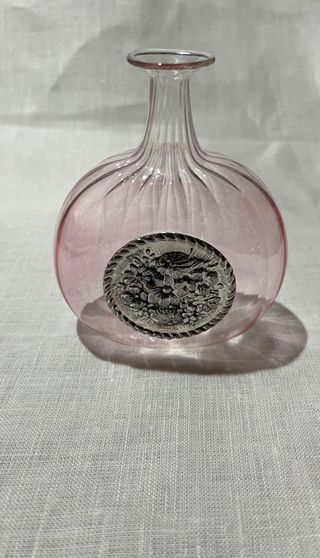 Bottiglia in vetro soffiato con placca floreale