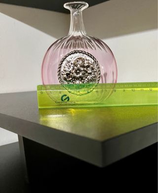 Bottiglia in vetro soffiato con placca floreale