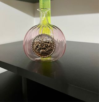 Bottiglia in vetro soffiato con placca floreale