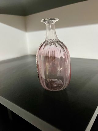 Bottiglia in vetro soffiato con placca floreale