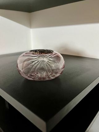 Bottiglia in vetro soffiato con placca floreale