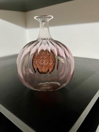 Bottiglia in vetro soffiato con placca floreale