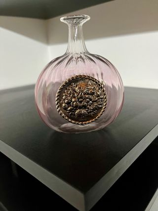 Bottiglia in vetro soffiato con placca floreale