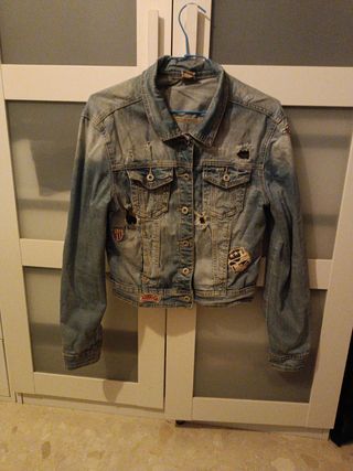 Chaqueta tejana desgastada con parches
