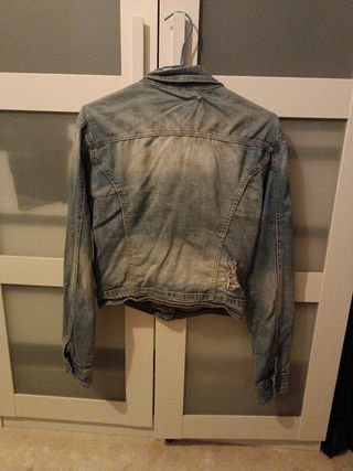 Chaqueta tejana desgastada con parches