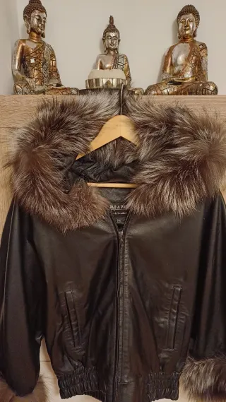 Cazadora de cuero con capucha y pelo natural